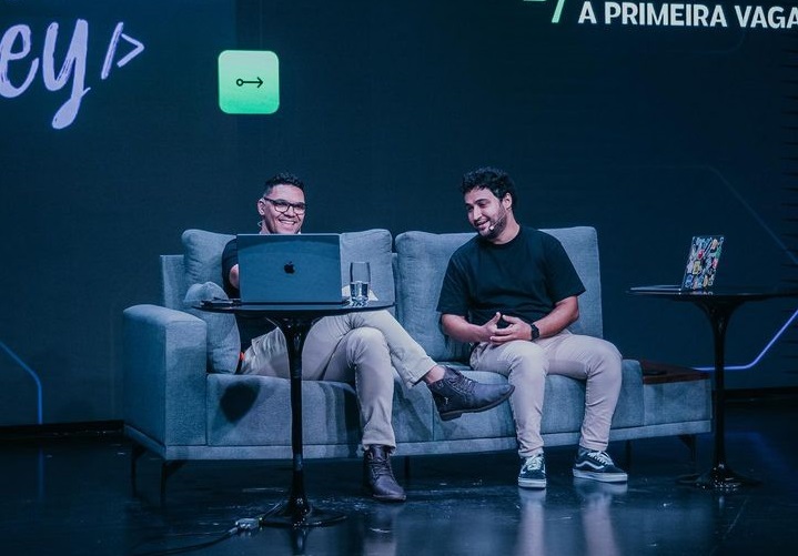 Rodrigo e Mike apresentando o evento Jornada do Zero à Primeira Vaga